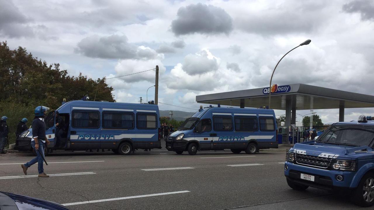 Polizia a Empoli durante gli scontri prima di Pisa-Brescia