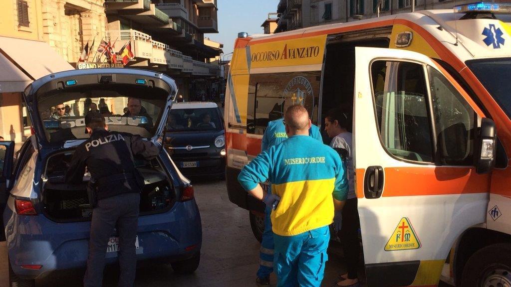 L'ambulanza della Misericordia accorsa in piazza del Popolo per soccorrere la ragazzina