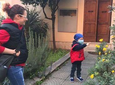 Novellara, dopo il trapianto Matteo ora gioca nel giardino di casa   