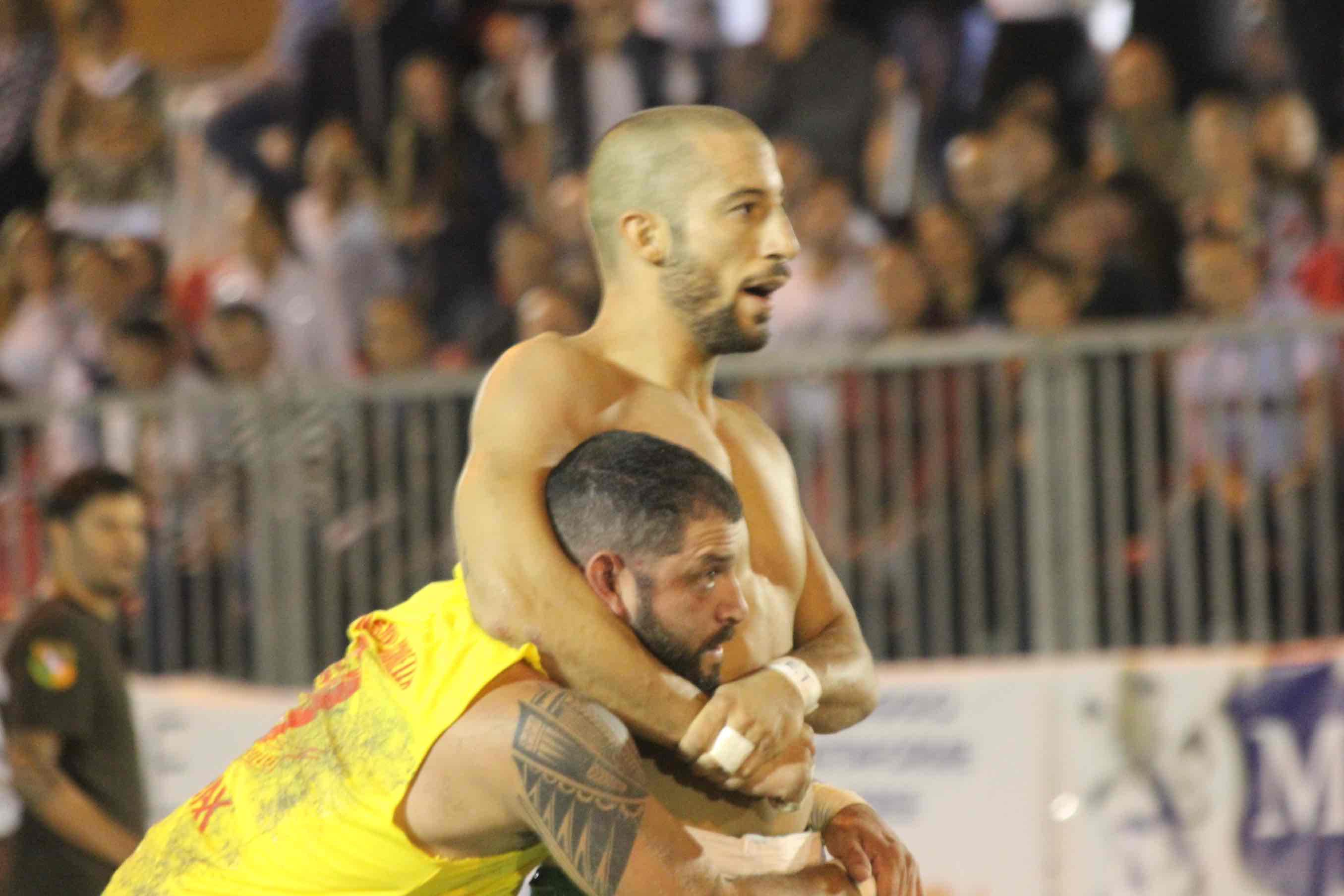 Un blocco fra i calcianti della Palla Grossa (foto Batavia)