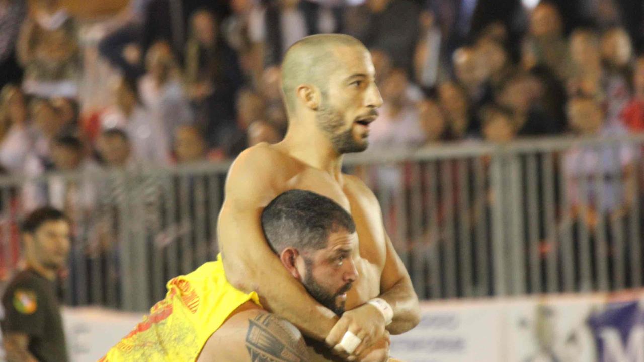 Un blocco fra i calcianti della Palla Grossa (foto Batavia)