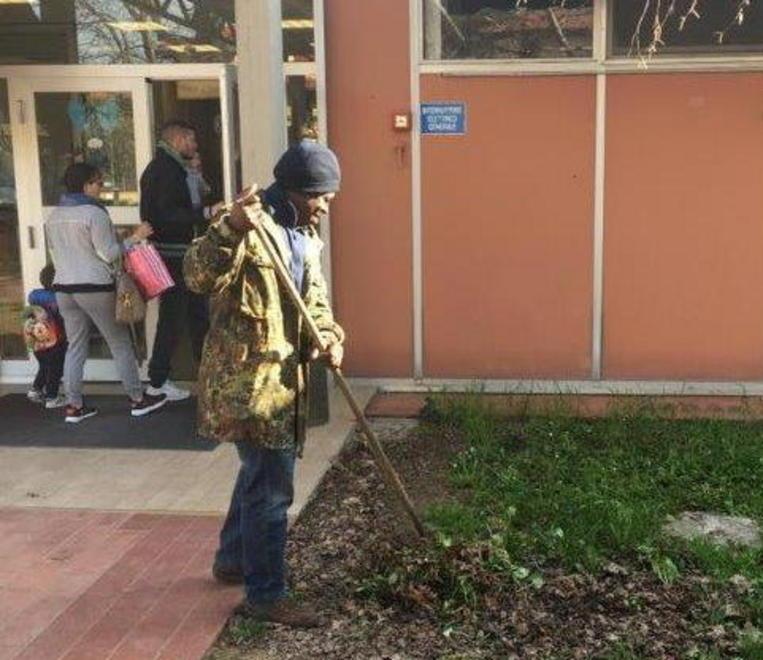 Giovani migranti al lavoro per ripulire le scuole a Pieve 