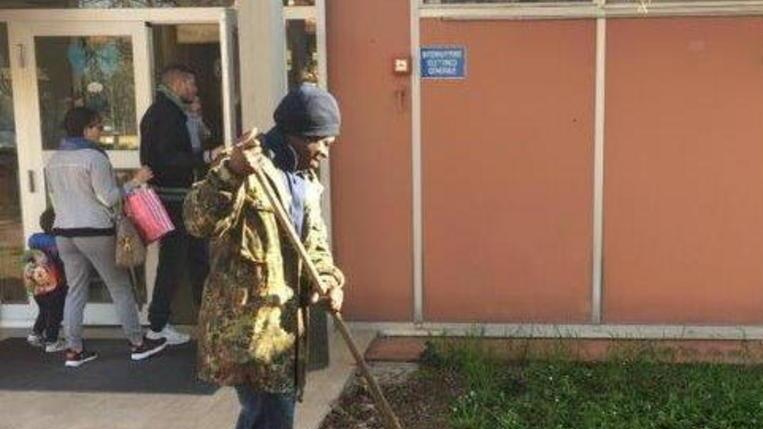 Giovani migranti al lavoro per ripulire le scuole a Pieve