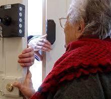 Si spaccia per carabiniere e truffa nonna con bimbo 