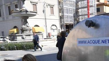 Manca l’acqua poste chiuse e sale la protesta