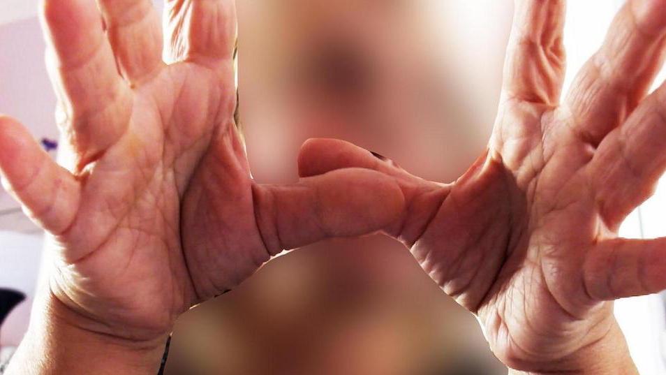 «So che sarà doloroso ma ci facciano vedere i video delle bòtte»
