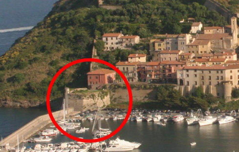 Antico bastione perforato per scoprire le stanze segrete