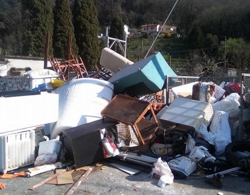 Rifiuti abbandonati nei paesi a monte