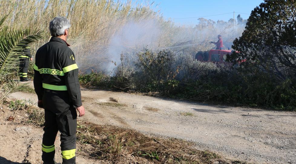 Paura per l’incendio in un canneto 