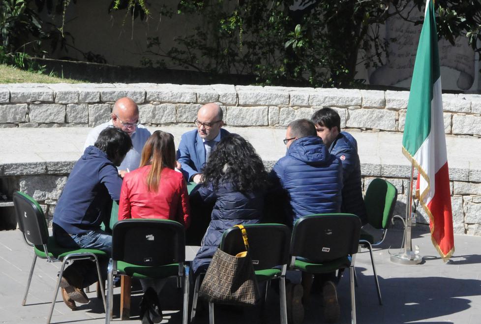 «Non ci fermeranno» A Oliena la giunta si è riunita in piazza 