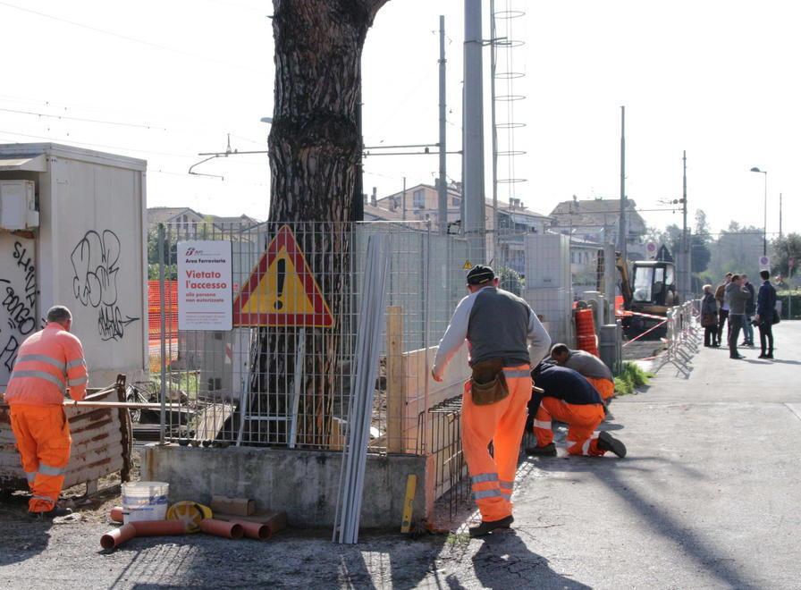 Torre del Lago, un muro alto 2 metri lungo i binari 
