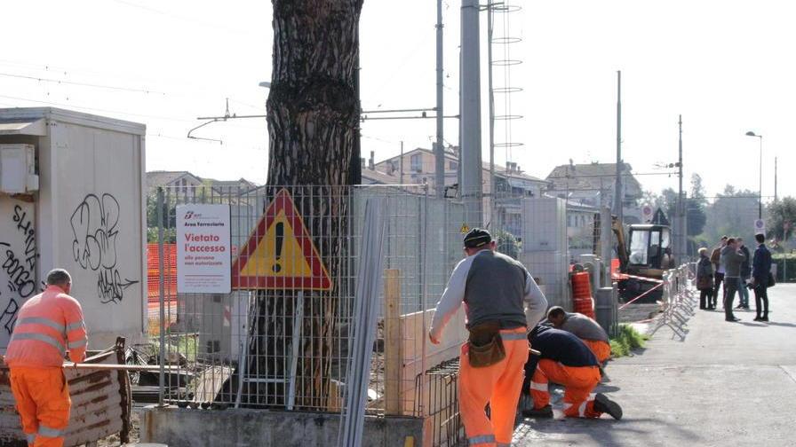 Torre del Lago, un muro alto 2 metri lungo i binari