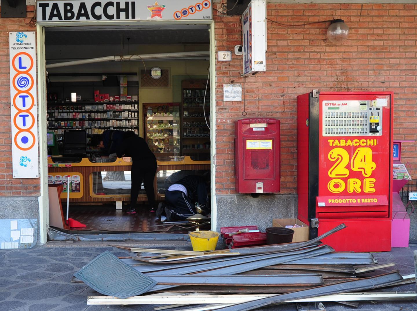 Auto ariete per sfondare  la vetrina in tabaccheria a Spilamberto: bottino da 4500 euro
