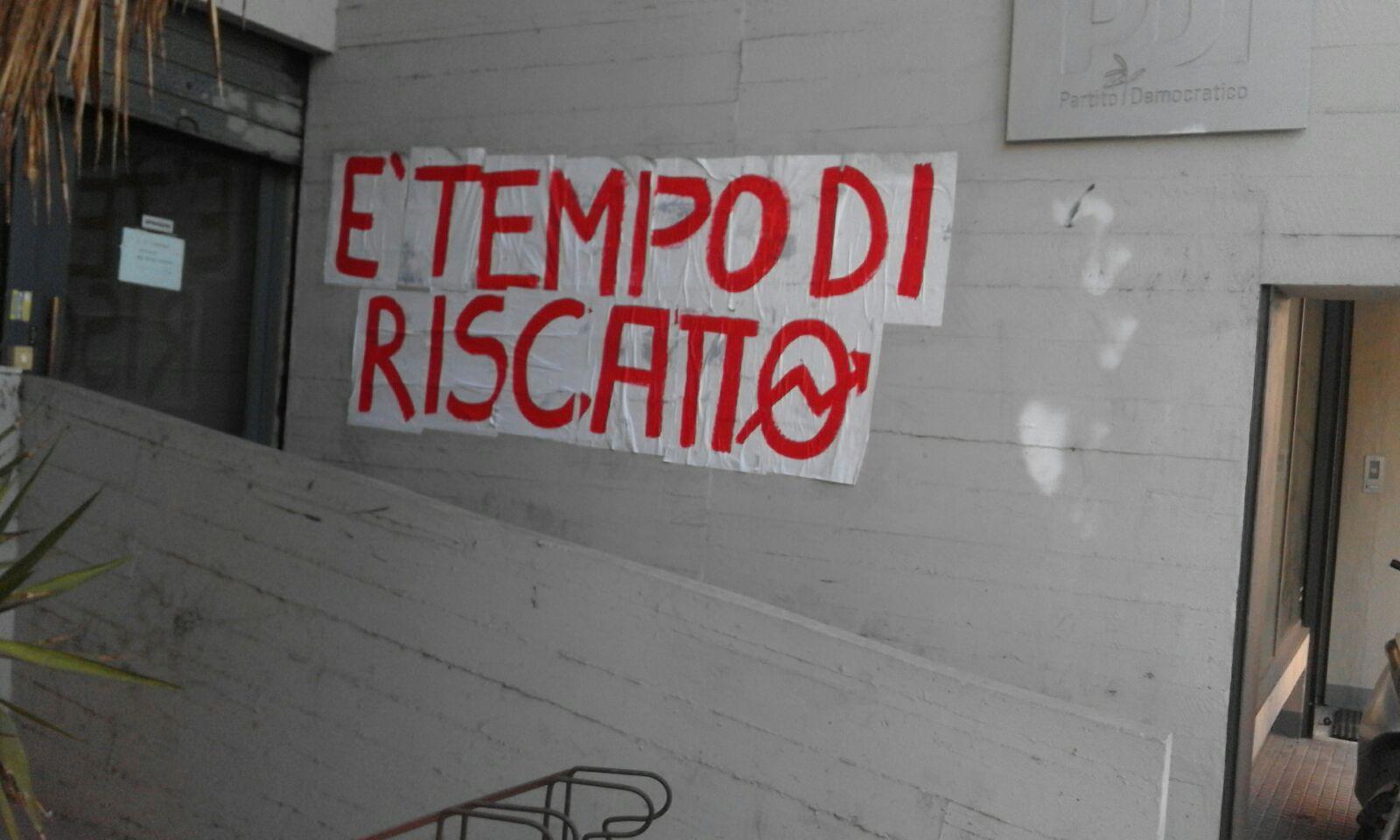 La scritta apparsa all'ingresso della sede provinciale del Pd
