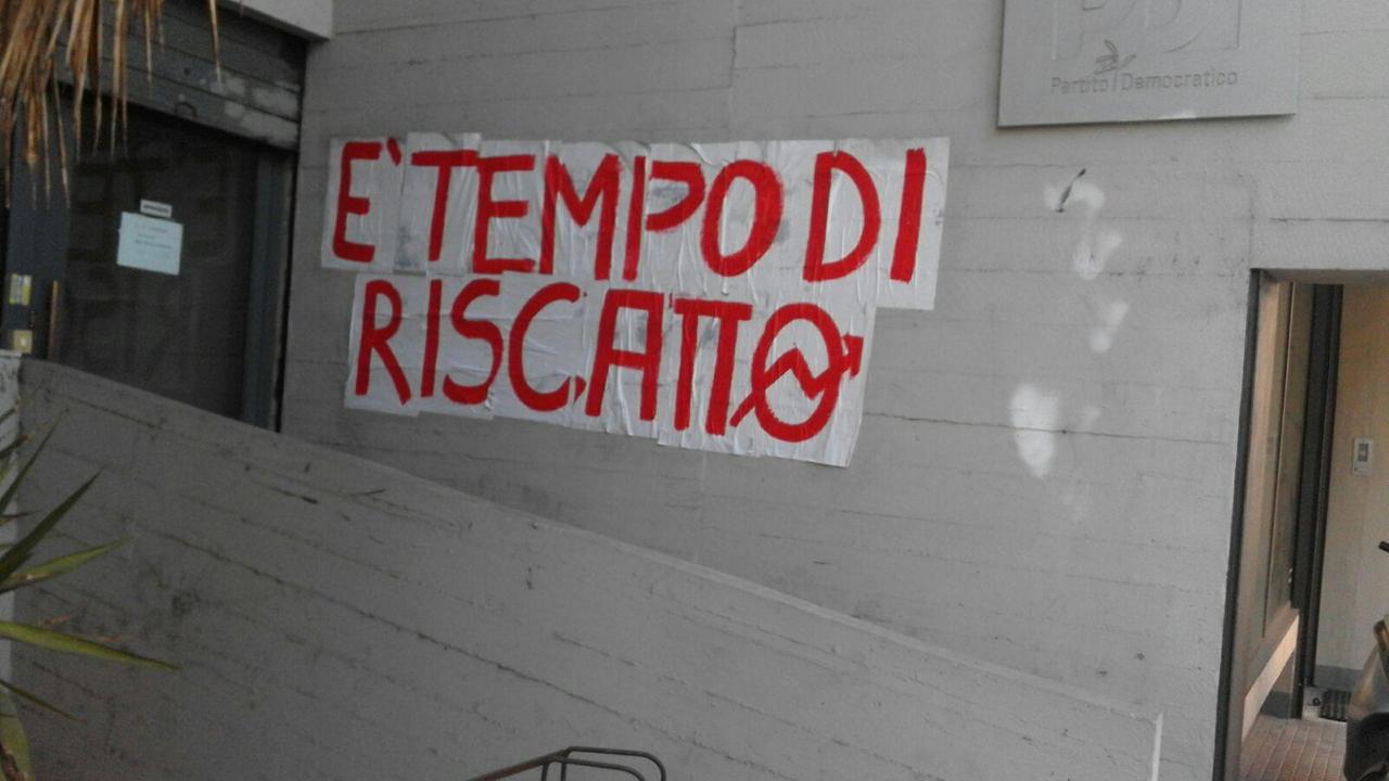 La scritta apparsa all'ingresso della sede provinciale del Pd