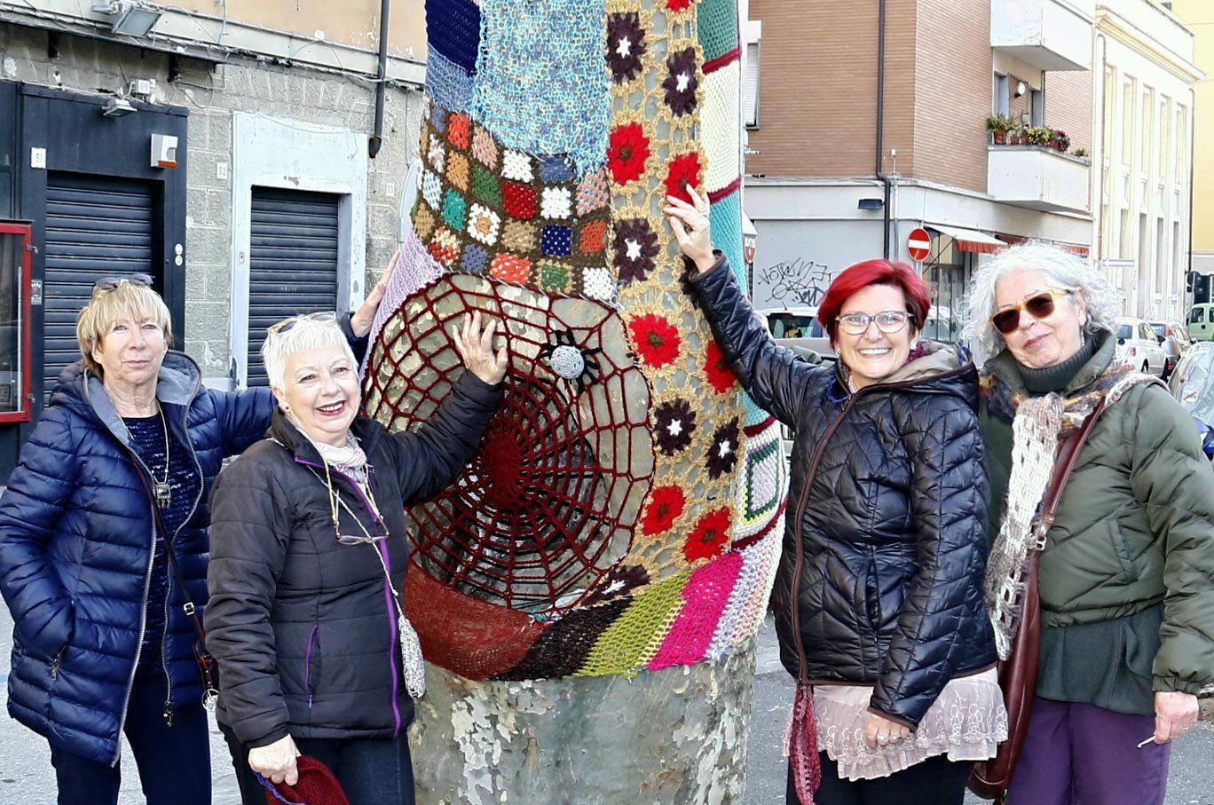 Gli alberi si vestono con lana e uncinetto, così si colora la città - Video