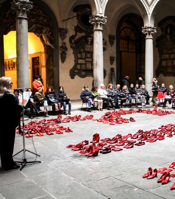 Perseguitata dall'ex per 15 anni: "Ecco perché si resta legati a un uomo violento"