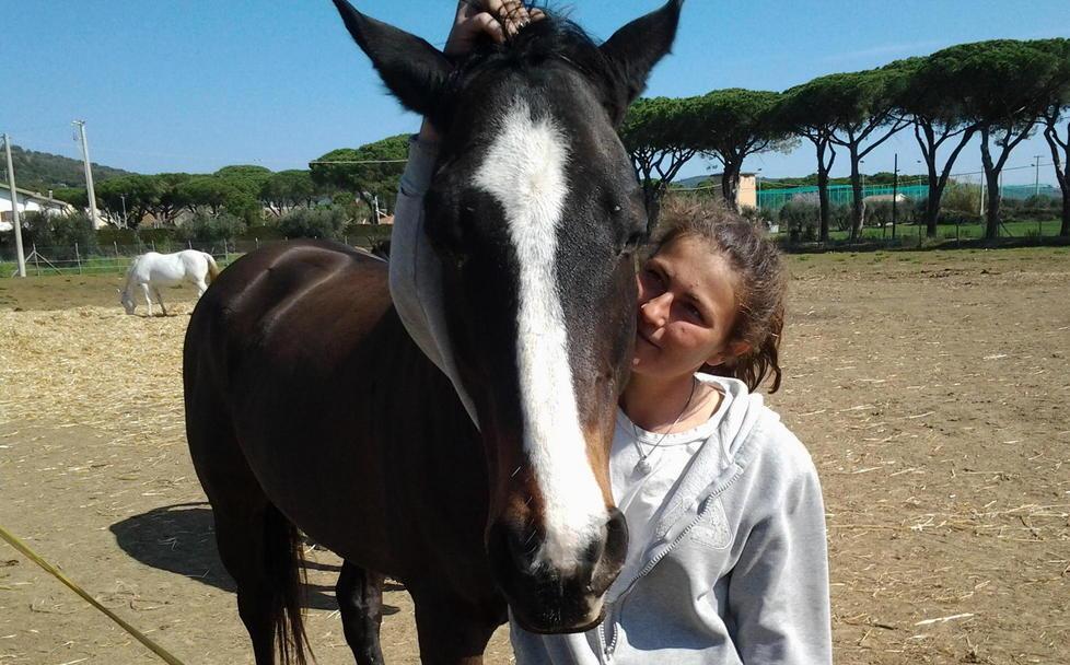Simona Bellumori, la titolare del maneggio I Poggetti di Capalbio, con la sua cavalla Domitilla, finita nel servizio di Striscia la Notizia per le frustate