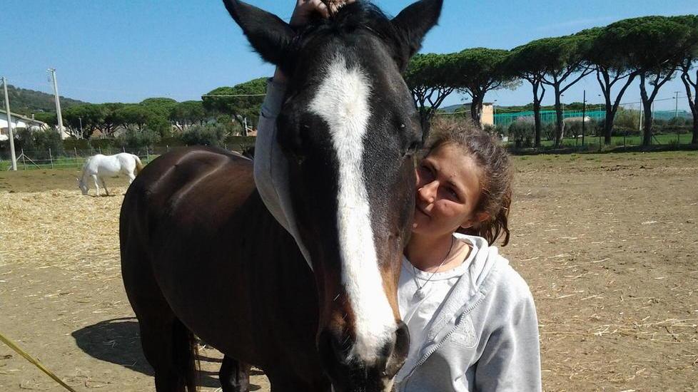 Simona Bellumori, la titolare del maneggio I Poggetti di Capalbio, con la sua cavalla Domitilla, finita nel servizio di Striscia la Notizia per le frustate