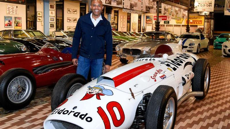 Rivera accanto a una storia Maserati