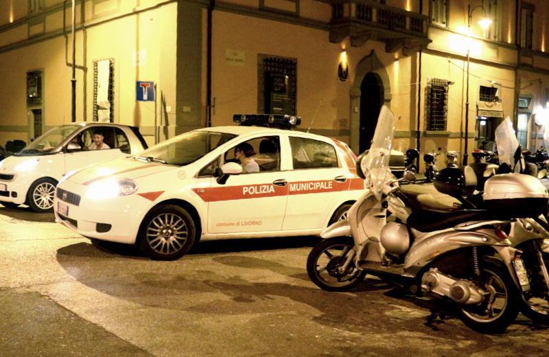 Trovato seminudo fuori dal centro massaggi: multato 