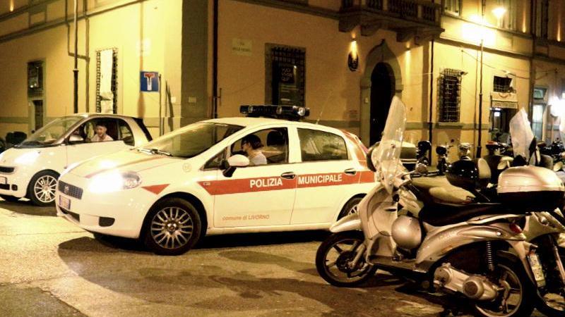 Trovato seminudo fuori dal centro massaggi: multato