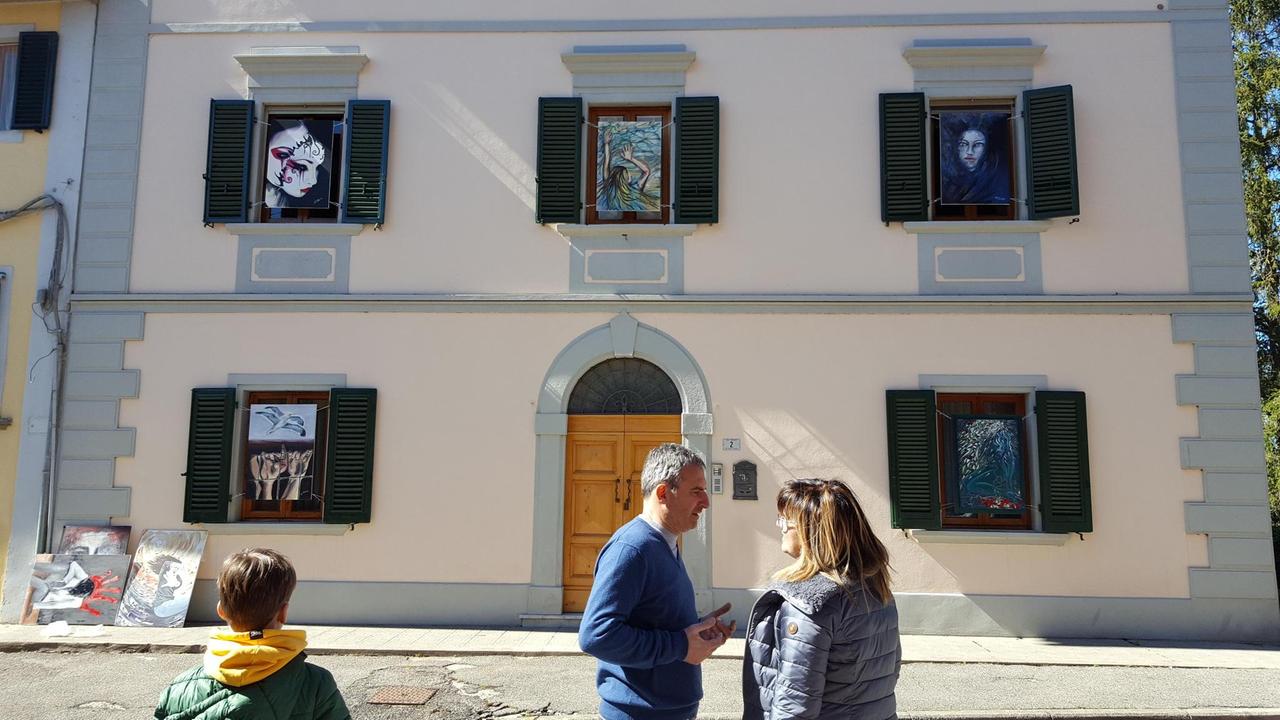 Al lavoro per installare le opere d’arte alle finestre delle case a Cigoli