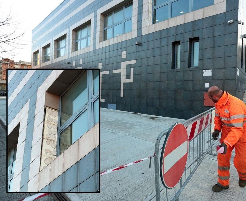 L’area transennata e uno dei punti dove si sono staccate le mattonelle