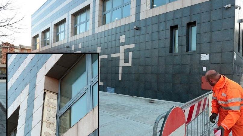 L’area transennata e uno dei punti dove si sono staccate le mattonelle