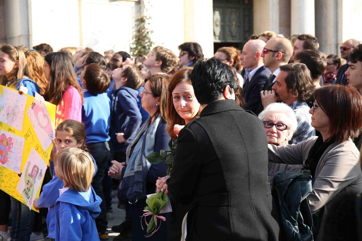 Duomo Gremito Per L ultimo Saluto A Bea Gazzetta Di Reggio