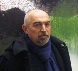 Espone in tutto il mondo ma vive a Macigno con la moglie Sandra