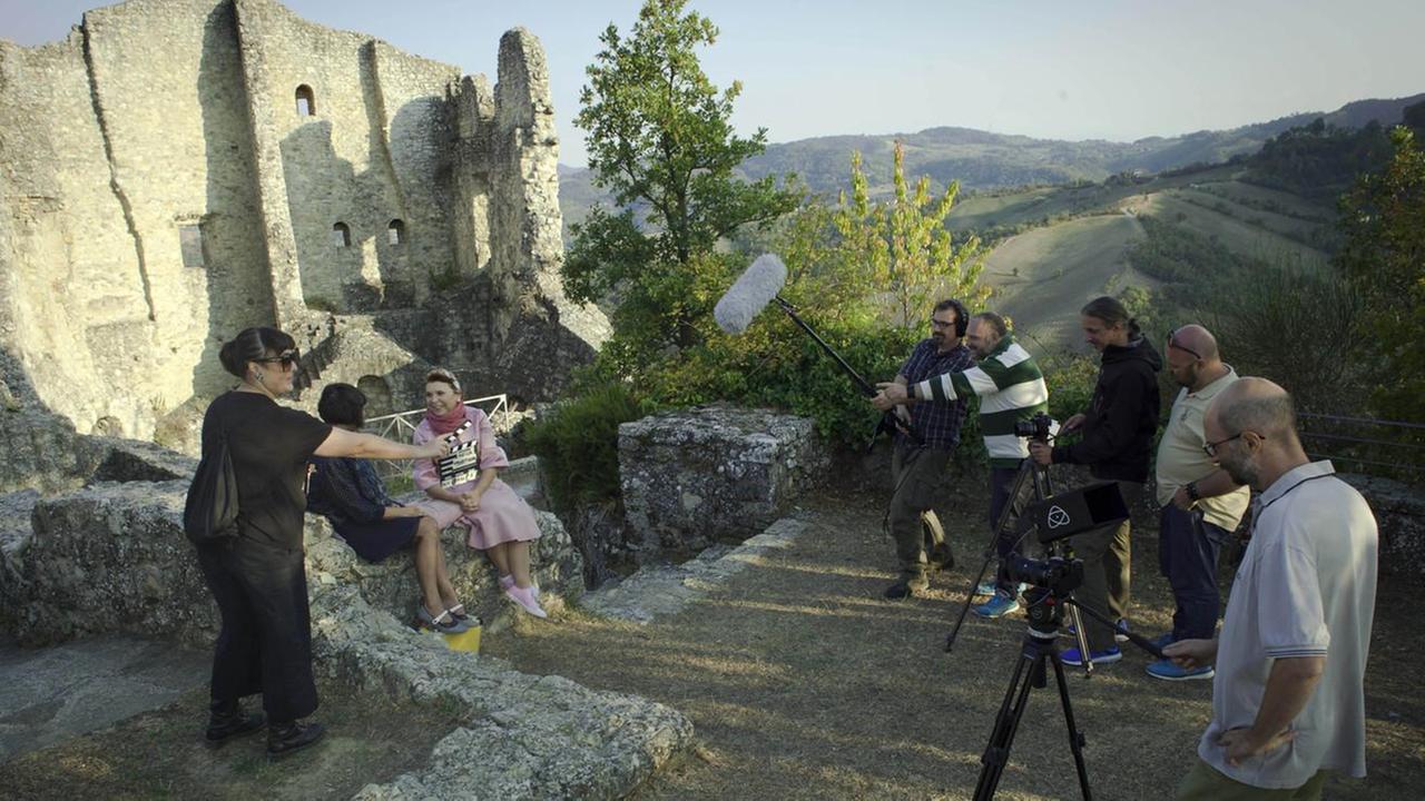 Syusy ironica Matilde esalta il territorio