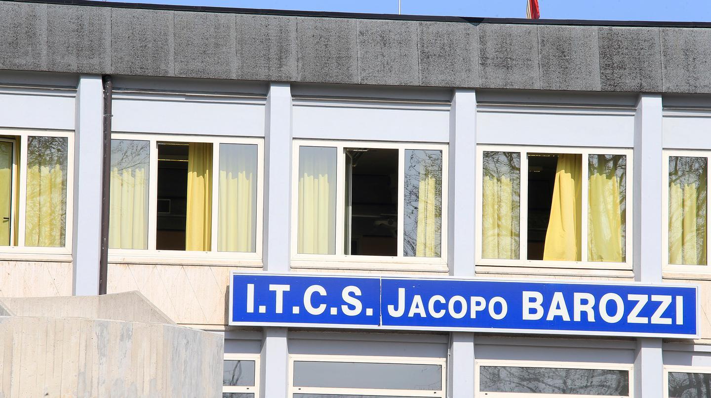 Temperature primaverili ma a scuola termosifoni accesi