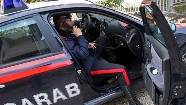 Cerca d’incendiare il furgone del vicino denunciato 40enne