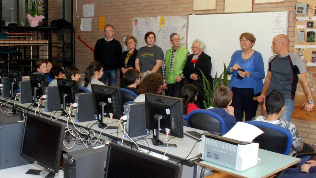 Computer in dono alle elementari