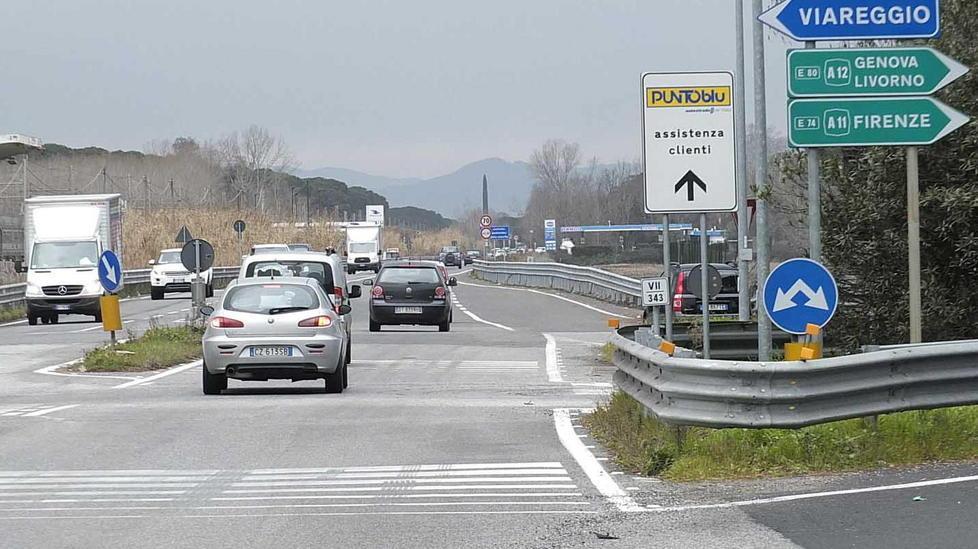 Grave dopo lo schianto con un’auto 