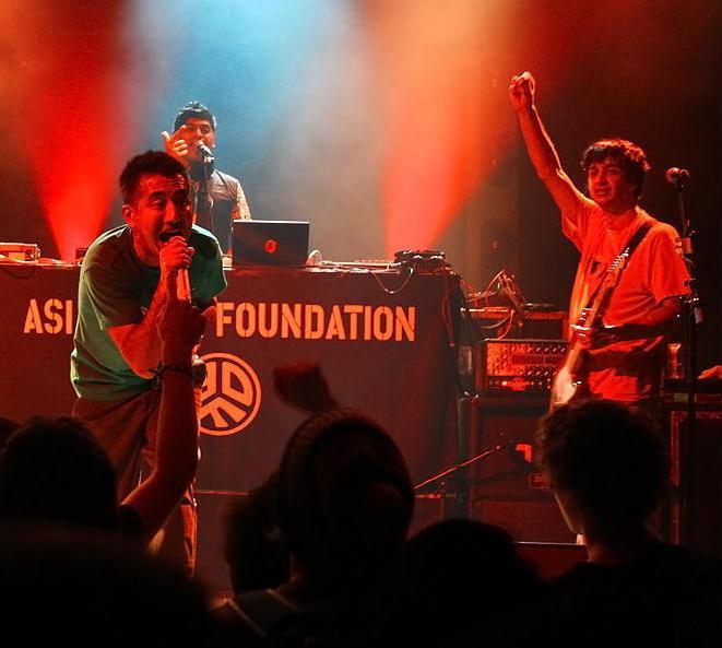 Gli Asian Dub Foundation sul palco del Lumière
