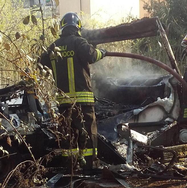 Camper-bivacco distrutto dalle fiamme