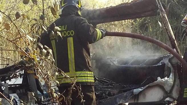 Camper-bivacco distrutto dalle fiamme