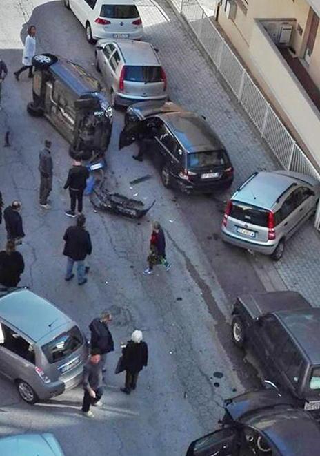 Carambola di automobili, paura ma tutti illesi 