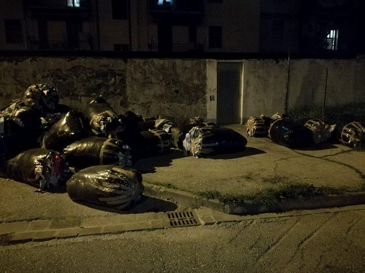 Gli scarti tessili abbandonati in via Taro