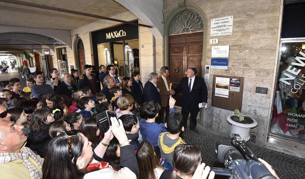 Una targa sulla casa di Cassola 