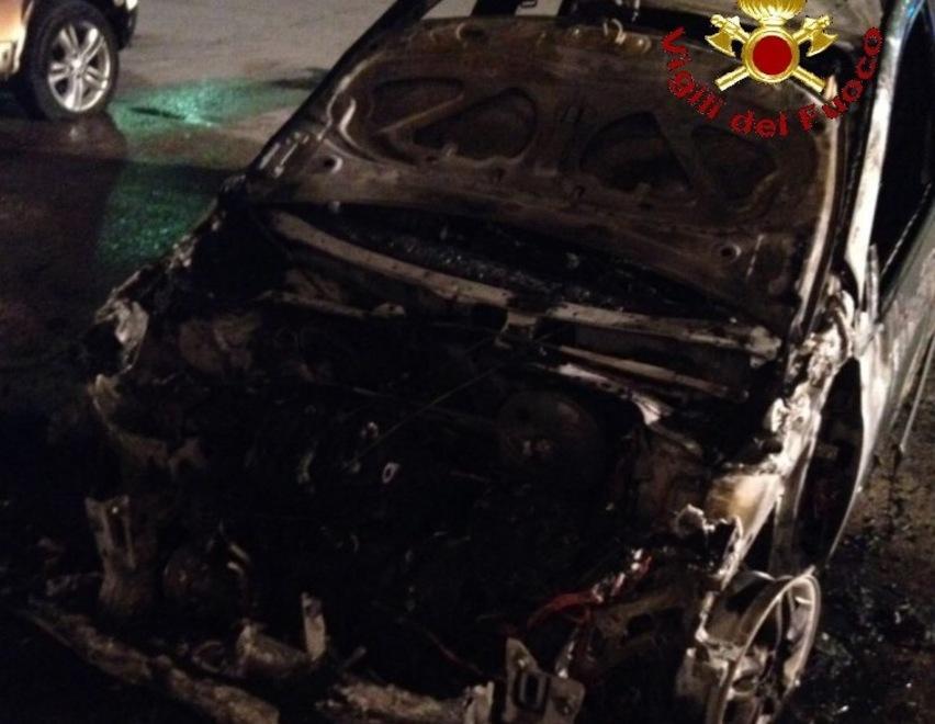  Un’auto distrutta dal fuoco Danneggiate altre due