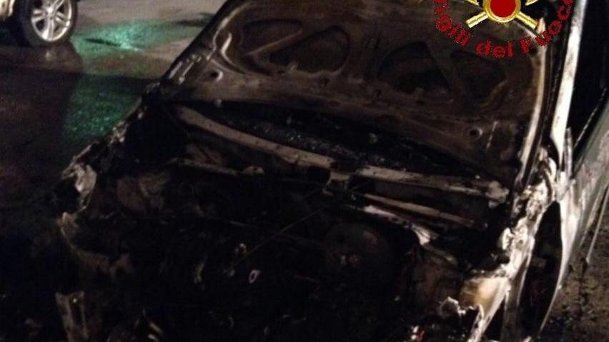 Un’auto distrutta dal fuoco Danneggiate altre due