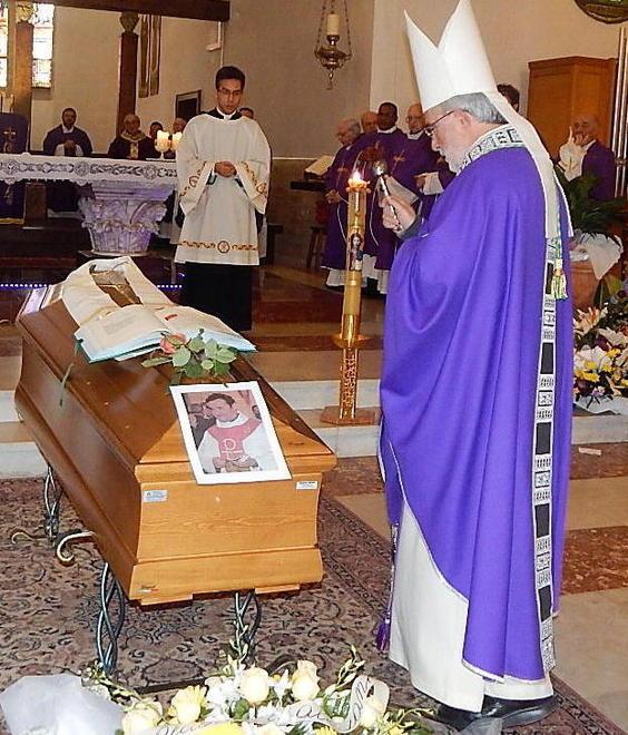 Una stola bianca sulla bara di don Andrea