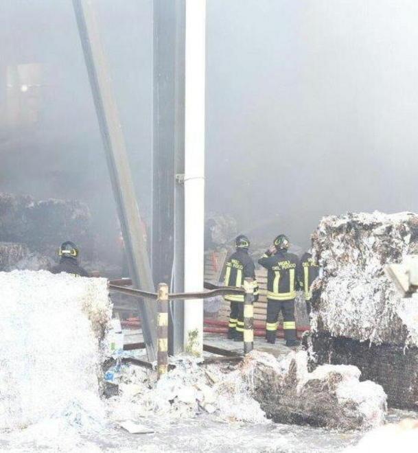 Incendio nel magazzino Lucart 