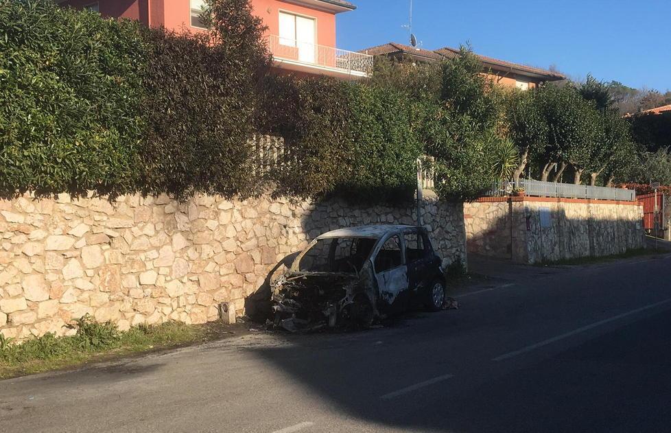 Auto brucia in via Roma: nuovo caso