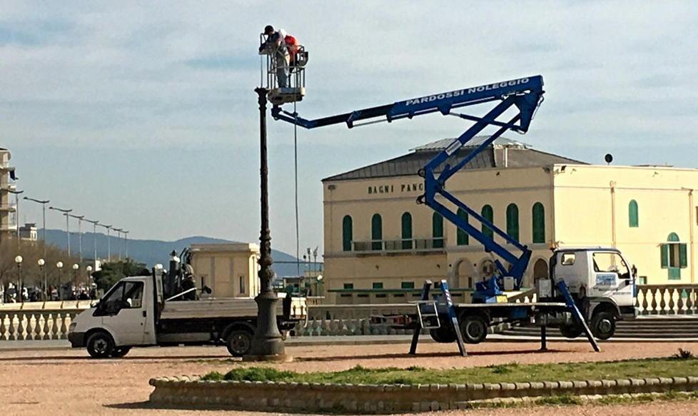 Via ai lavori di ripristino dei candelabri