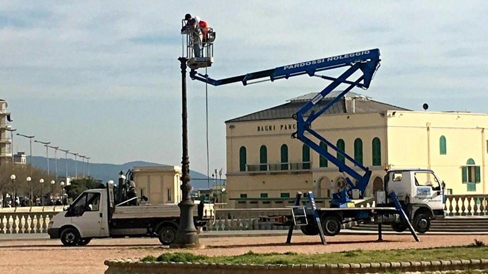 Via ai lavori di ripristino dei candelabri