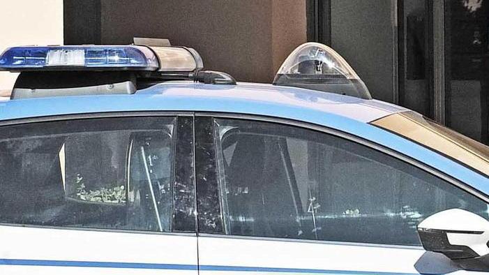 Le spacca la testa e la fa finire in ospedale la polizia lo allontana dalla casa familiare
